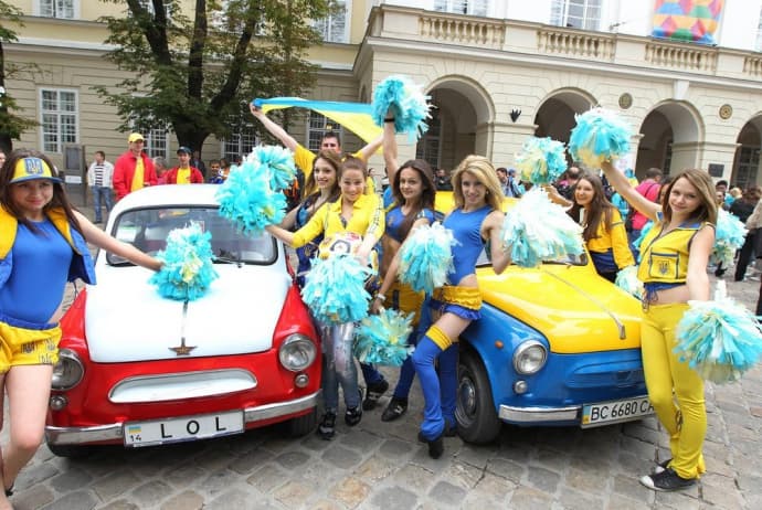 Ретро-"Запорожці" безкоштовно возять фанів з аеропорту