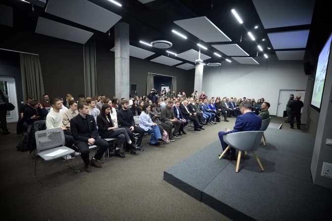 Зеленський зустрівся зі студентами Українського католицького університету