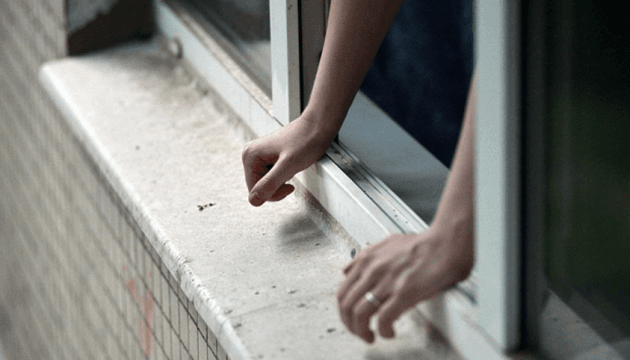У Львові з балкону 12-го поверху випала жінка