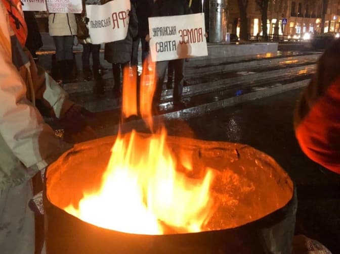 У Львові провели нічний протест проти запровадження ринку землі. Фото