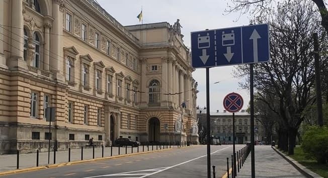 На Університетській у Львові встановили дорожні знаки догори ногами. Фото