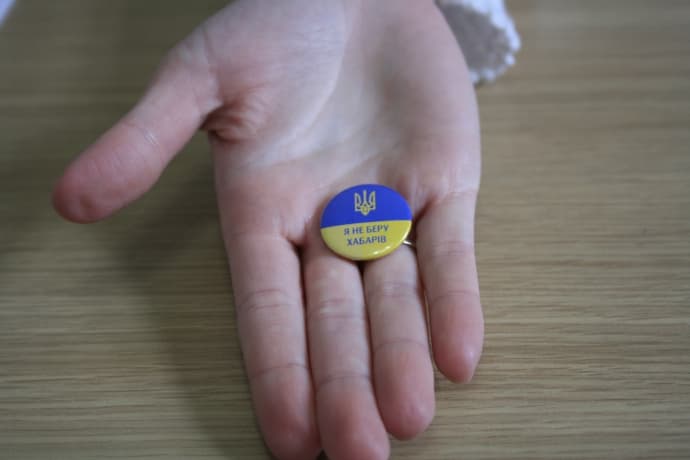 У Львові чиновники борються з корупцією значками