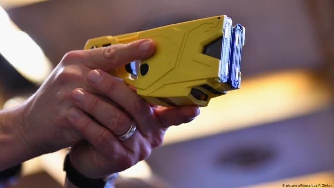 Поліції хочуть дозволити частіше використовувати електрошокери. Про які випадки йдеться