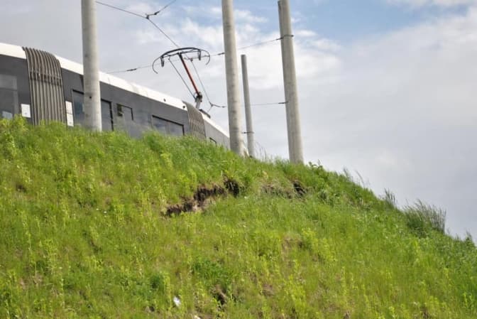 Підрядник має виправити зсув ґрунту на кінцевій трамвая №8