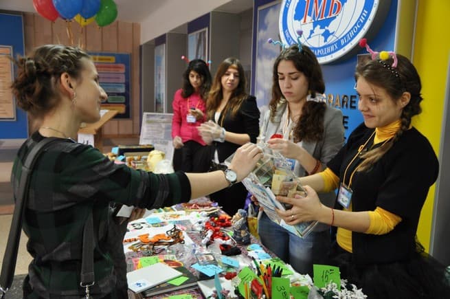 У Львові рукодільниці та пекарі збиратимуть кошти для військових