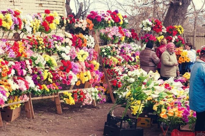 Львів’ян закликають не приносити штучні квіти на цвинтар