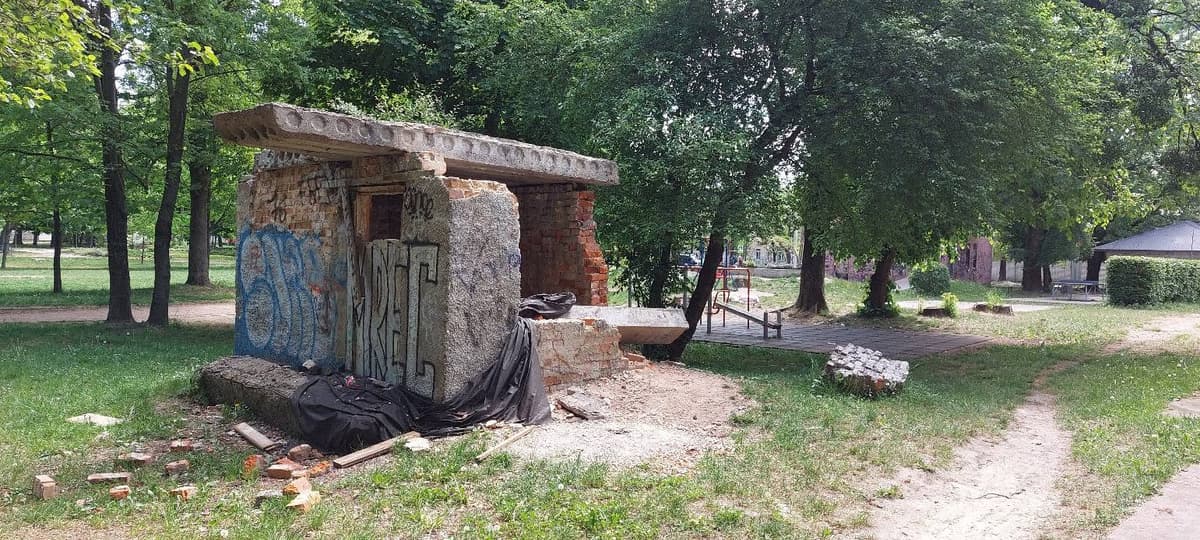 Львів'яни скаржаться на небезпечну руїну у Левандівському парку: що кажуть у місті