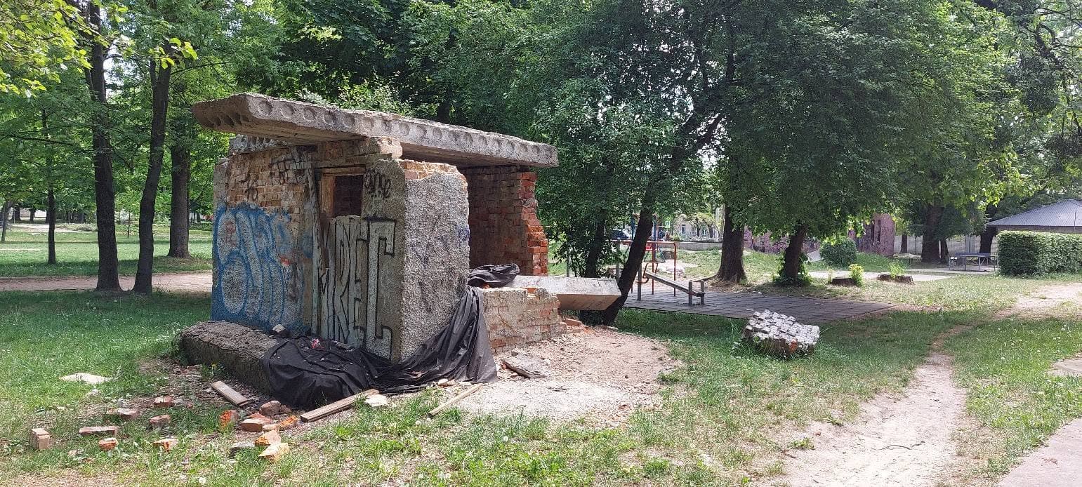 Напіврозвалена споруда у Левандівському парку / фото: Олександр Агашков