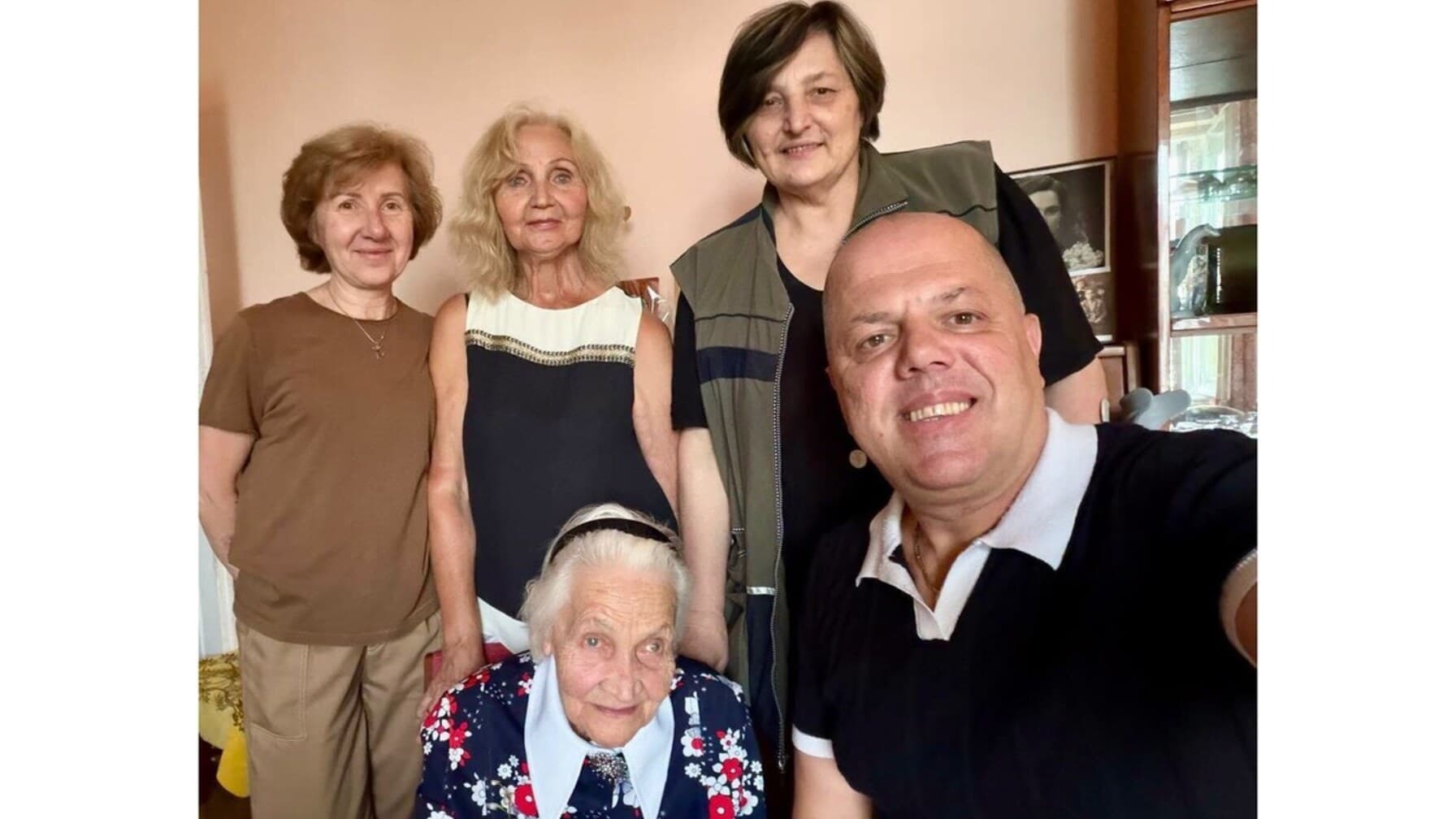 На фото Ганна Марченко (зліва) приймає вітання / фото: ЛМР
