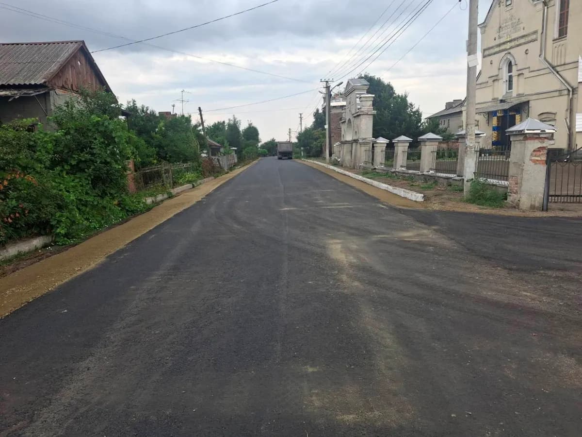 Дорожники відновили понад три кілометри покриття між селом Низи та Белзом