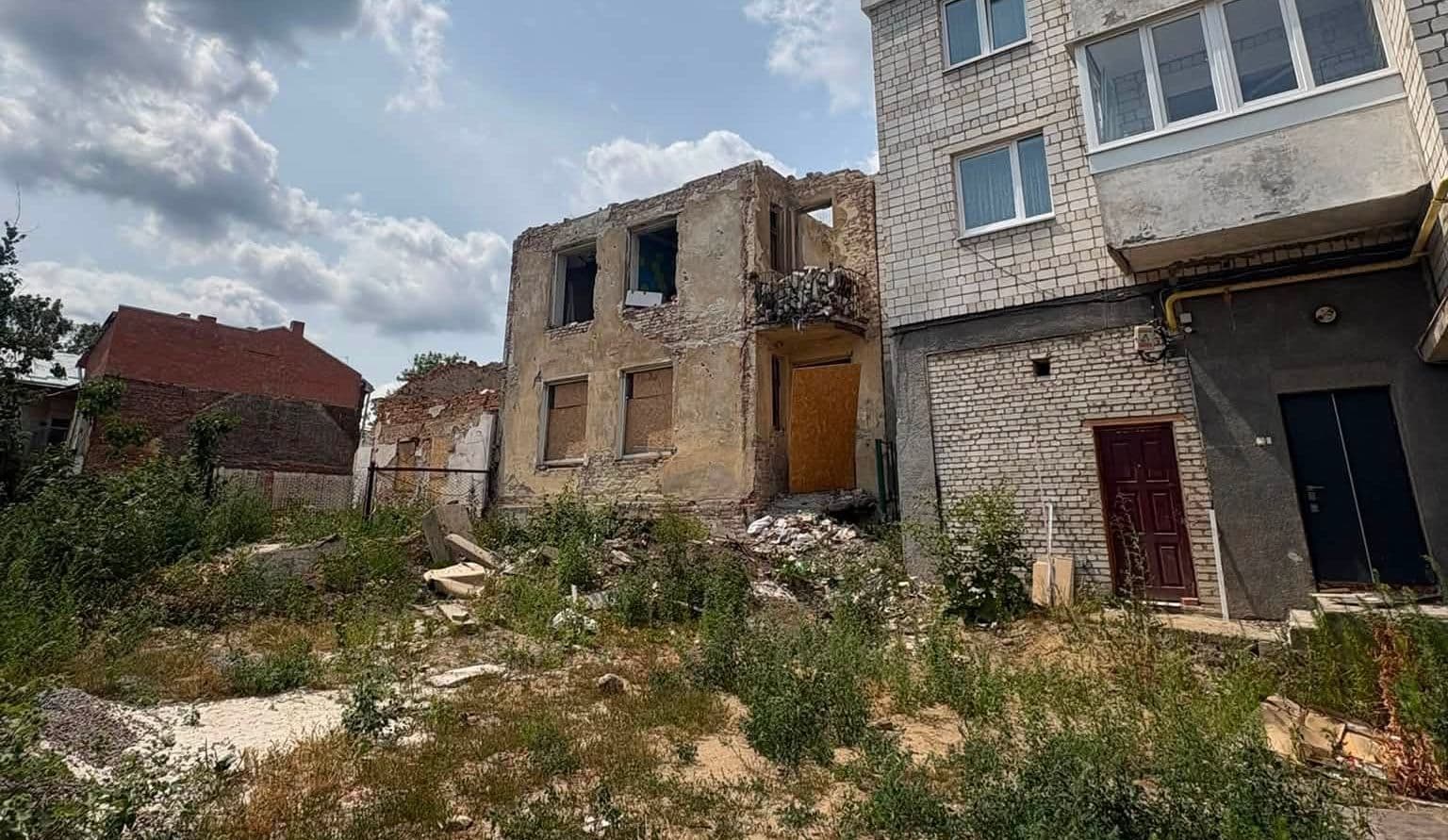 Руїни на вул. Братів Міхновських досі повністю не обгородили, а аварійний балкон завалений цеглою. Чому місто зволікає з демонтажем / фото Наталії Кіш.