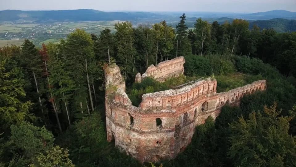 Добромильський замок, розташований у місті Добромиль Львівської області, є однією з найбільш вражаючих середньовічних фортифікацій заходу країни.