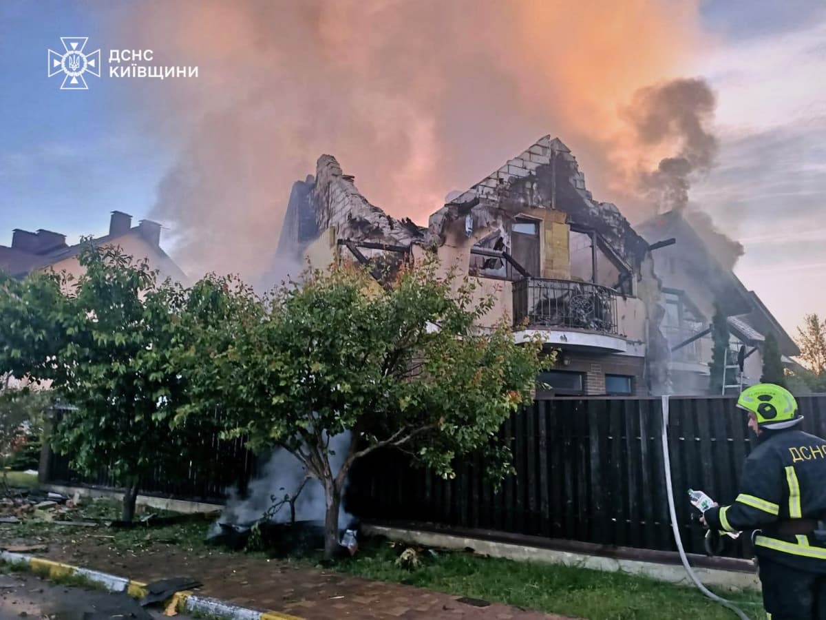 Масована атака на Київщину: троє поранених, спалахнули будинки та склади у чотирьох районах