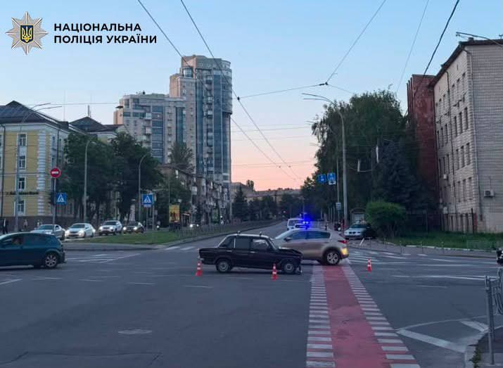 Смертельна аварія на Печерську: через зіткнення двох легковиків на перехресті загинув пішохід