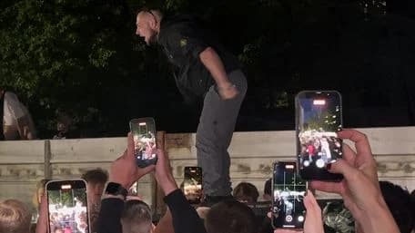 Натовп перекинув автомобіль ТЦК на Сихові під час конфлікту з військовими. Фото: zaxid.net