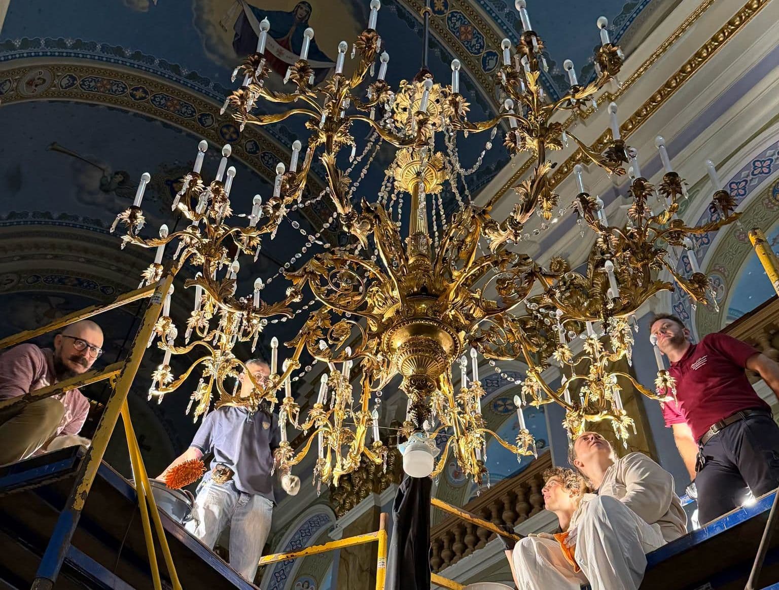 Студенти та фахівці досліджували стан історичного освітлення у Преображенській церкві, аби зберегти унікальні деталі / фото Офіс охорони культурної спадщини.