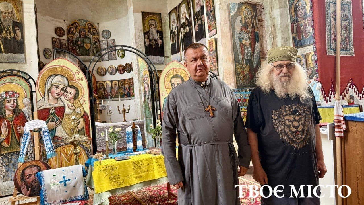 Лев Скоп та отець Василь біля іконостасу