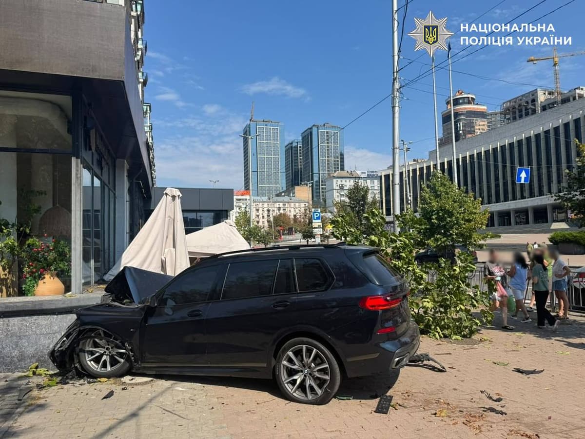 У Голосіївському районі зіткнулися два BMW: один із автомобілів перекинувся на літню терасу кафе
