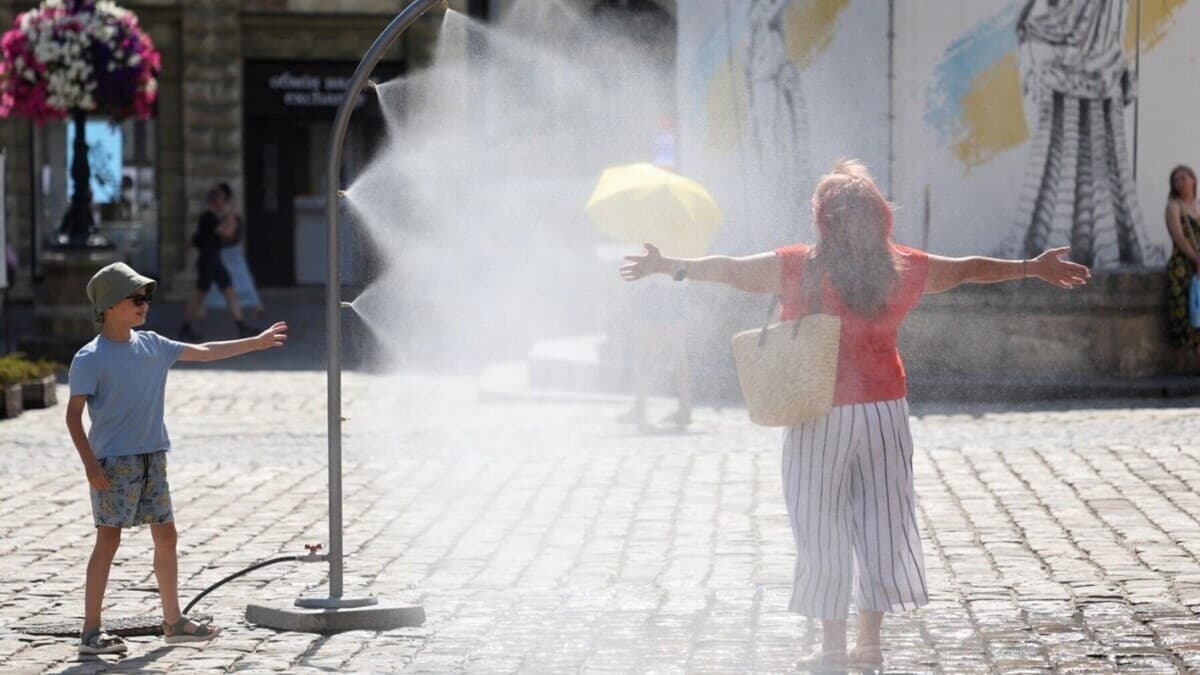 Розпилювач води у Львові / Фото: ЛМР