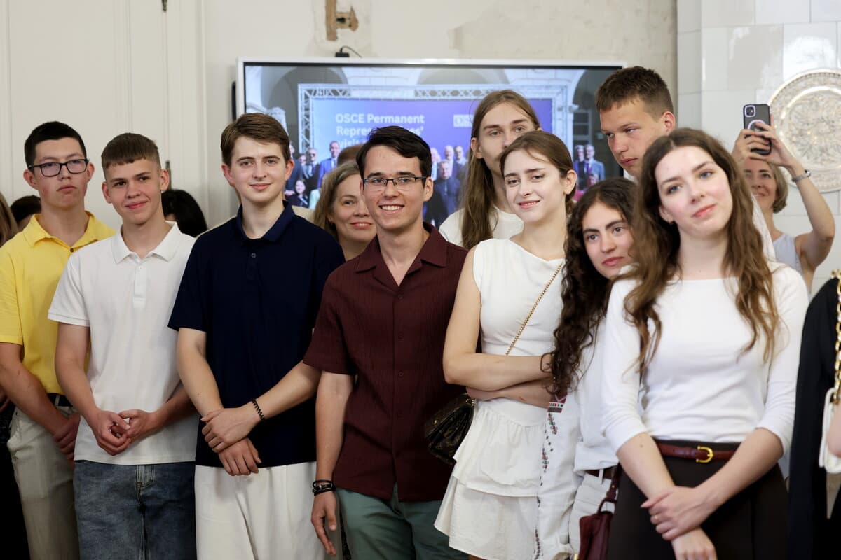 У Львові відзначили 32 випускників шкіл / фото: ЛМР