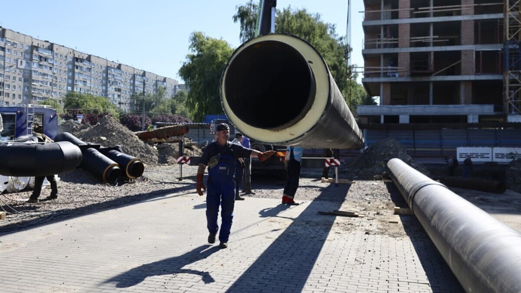 Ремонт найаварійнішої магістральної тепломережі на вул. Науковій продовжили до 4 вересня через великий обсяг робіт та брак фахівців / фото ЛМР
