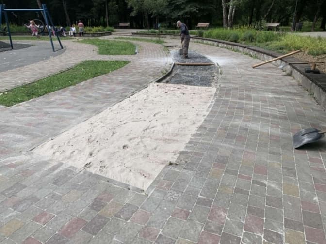 У одному зі львівських парків облаштували сенсорну стежку для дітей