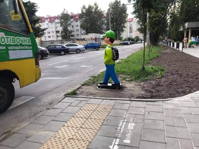 На пішохідному переході на Рубчака з’явився пластиковий макет школяра