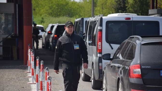Черги з легковиків фіксують у трьох пунктах пропуску на Львівщині. Ситуація на кордоні з Польщею