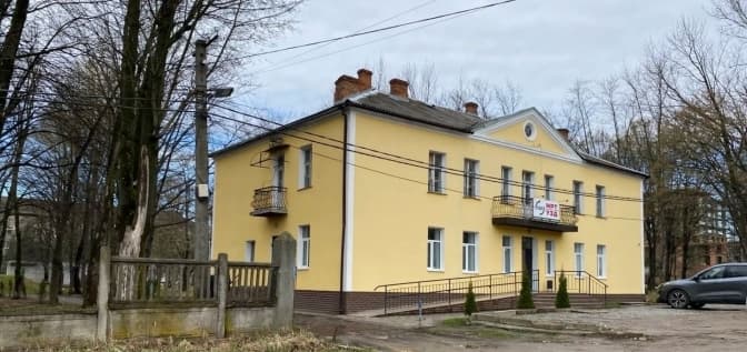 фото: NGL.media. Приватна клініка, що надає послуги МРТ, розташована поруч