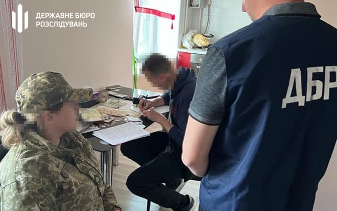 На Львівщині митника та двох прикордонників підозрюють у незаконному переправленні чоловіків з України