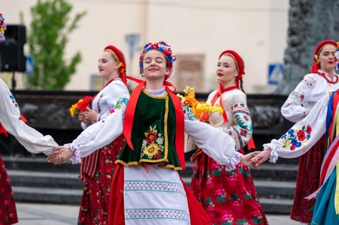 У центрі Львова водили великодні гаївки. Фото
