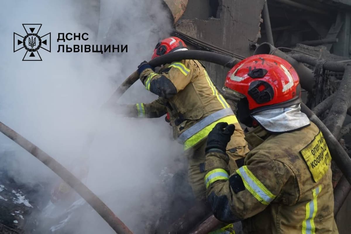 Після влучання російської ракети в об'єкт енергетики на Львівщині загасили пожежу