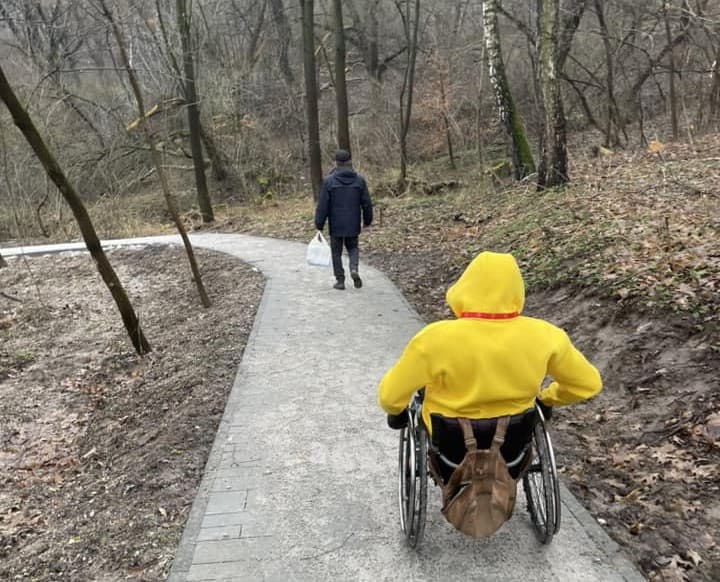 У одному з львівських парків облаштовують безбар'єрні доріжки
