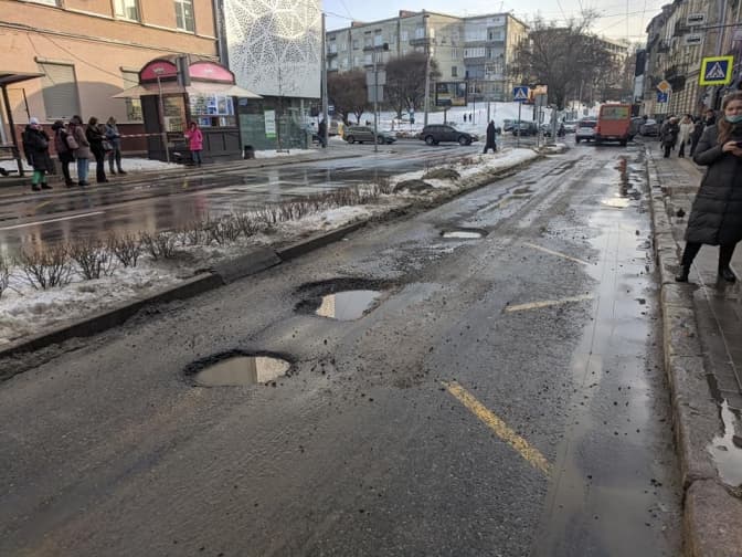 На дорогах Львова утворились глибокі ями. У мерії обіцяють залатати. Фото