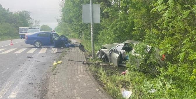 На Львівщині сталася потрійна ДТП. Водій легковика загинув на місці