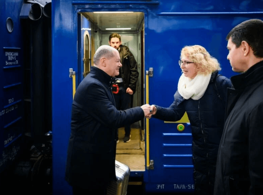 Шольц у Києві. Чому він приїхав в Україну та що в його валізі