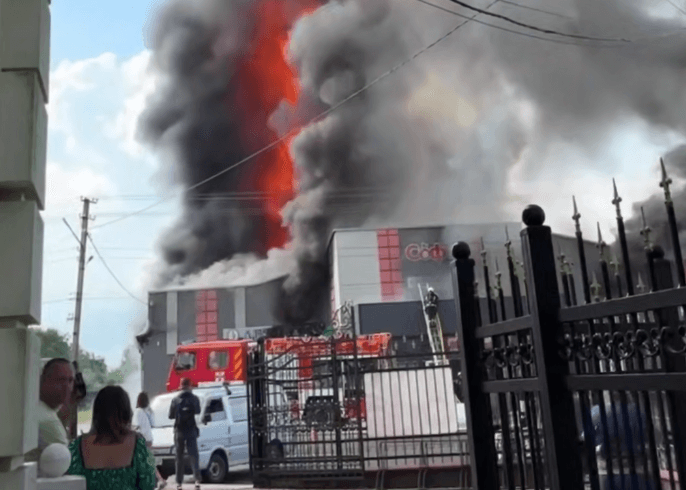 На Львівщині сталась масштабна пожежа у супермаркеті