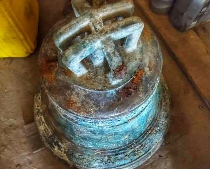 «Чорні копачі» на Львівщині знайшли давній 100-кілограмовий дзвін. Що буде зі знахідкою