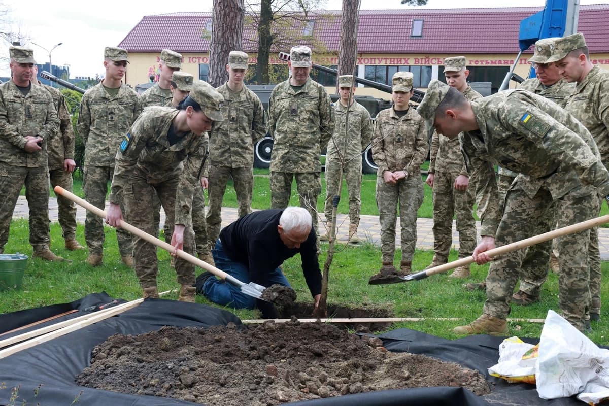 У Львові посадили дуб із Хортиці