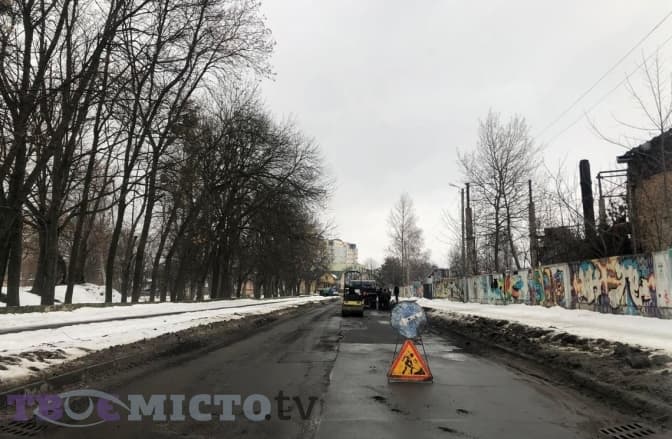 Сніг зійшов разом з асфальтом. Львів’яни все частіше скаржаться на ями на дорогах