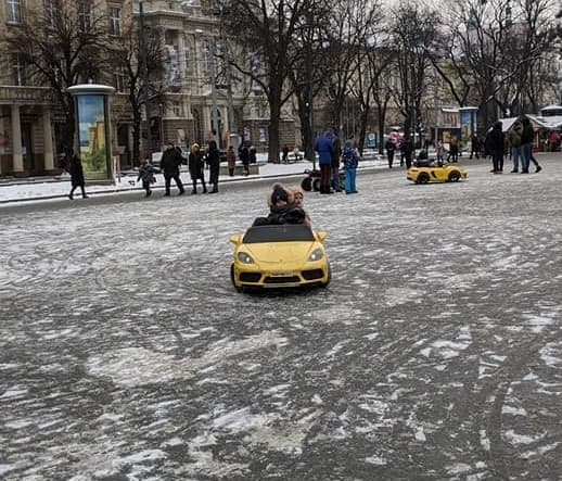 Заборони не працюють. Чому у Львові не штрафують за машинки перед Оперним театром