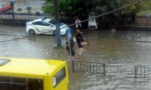 Відеофакт: як львівські поліціянти рятували пасажирів затопленої маршрутки