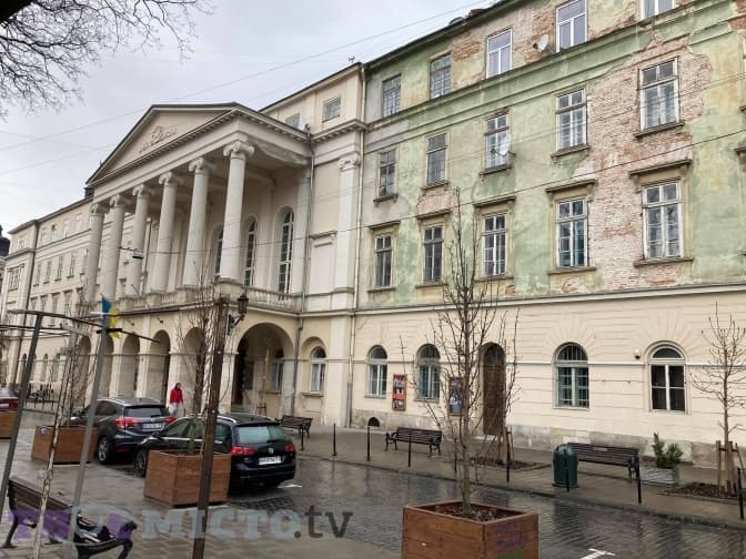 Мистецький дух і дірява підлога. Як це – жити в будівлі театру в центрі Львова