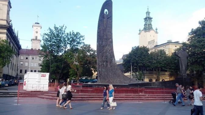 Завершення ремонту постаменту пам’ятника Шевченку відтермінували