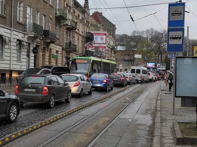 У Львові на вулиці Франка встановили делініатори і острівець безпеки