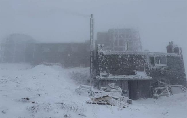 Зима у жовтні: на Піп Івані сніг, мороз і штормовий вітер