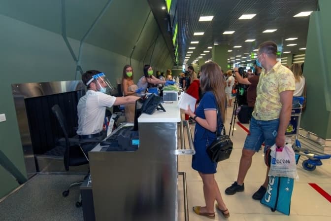 Уряд з 29 вересня скасує заборону на в’їзд для іноземців