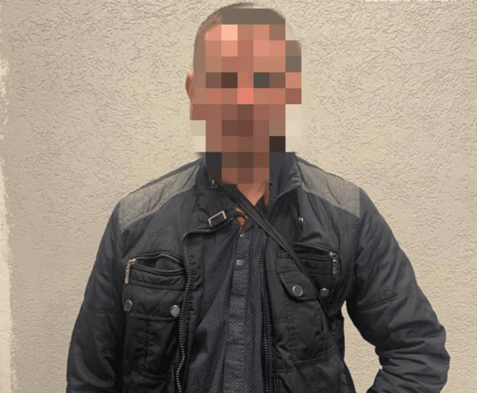 Львівські патрульні затримали чоловіка, який перебував на автостанції з пістолетом