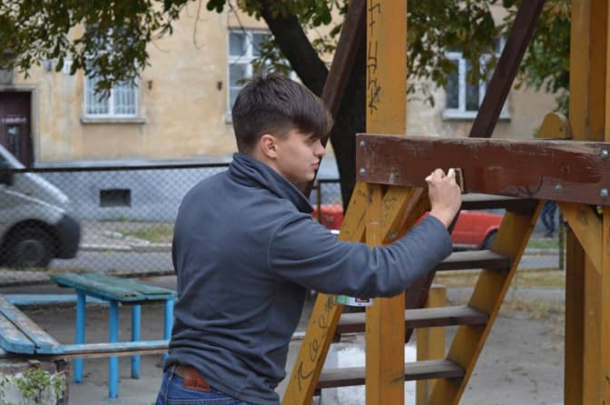У Львові громадські активісти та мешканці відновили дитмайданчик. Фото