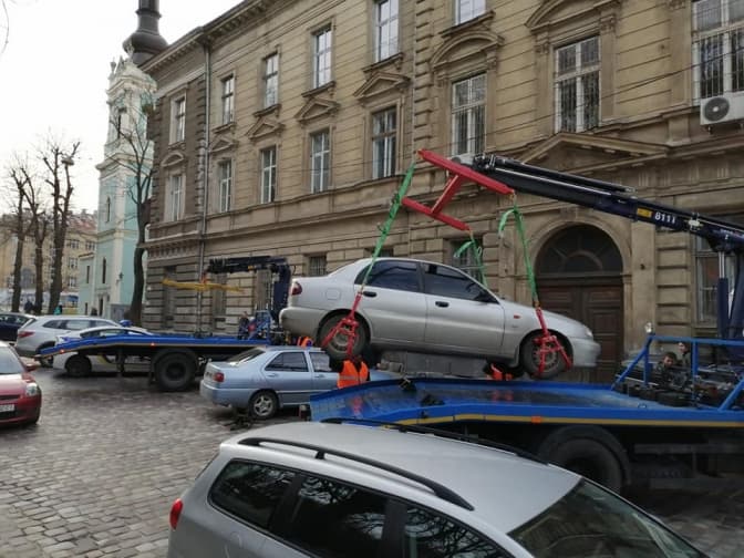 У Львові забиратимуть покинуті автомобілі з вулиць міста. Як і куди